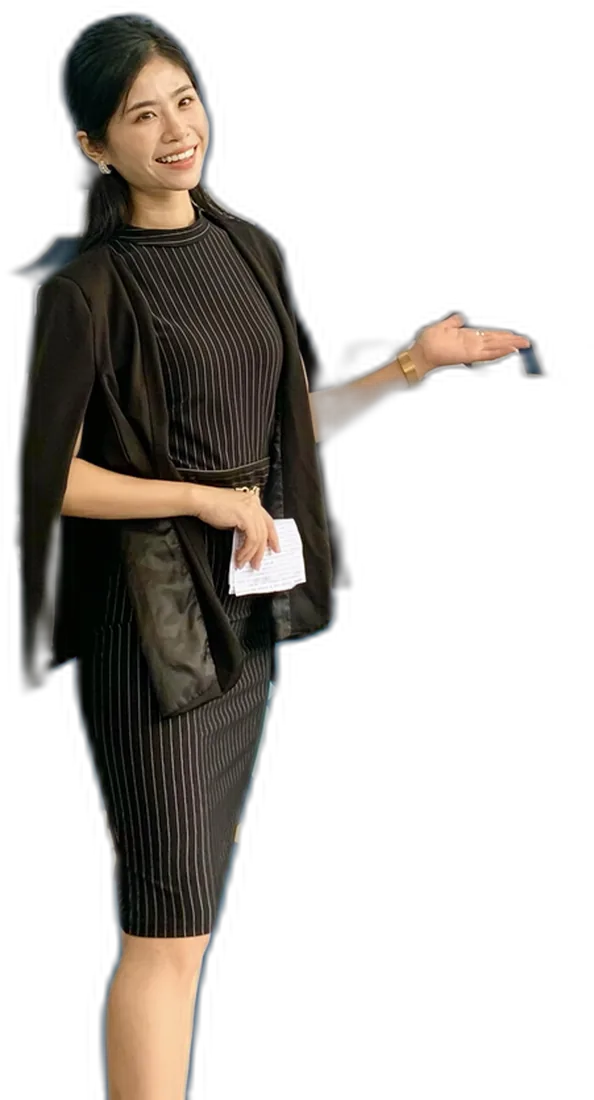 沈心亦 Tia 身著黑色針織洋裝配西裝外套