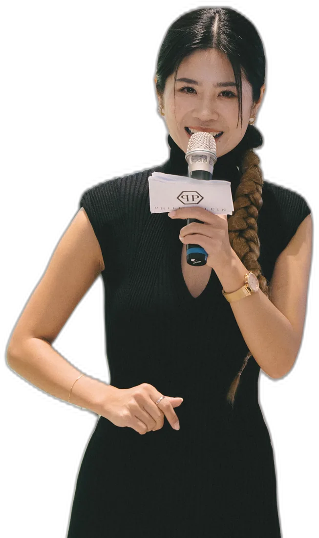 沈心亦 Tia 身著黑色立領洋裝