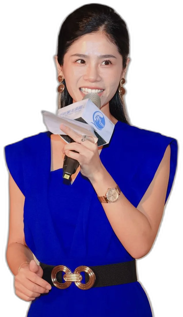 沈心亦 Tia 身著寶藍色墊肩洋裝