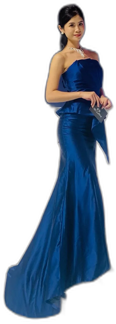 沈心亦 Tia 身著深藍魚尾長禮服