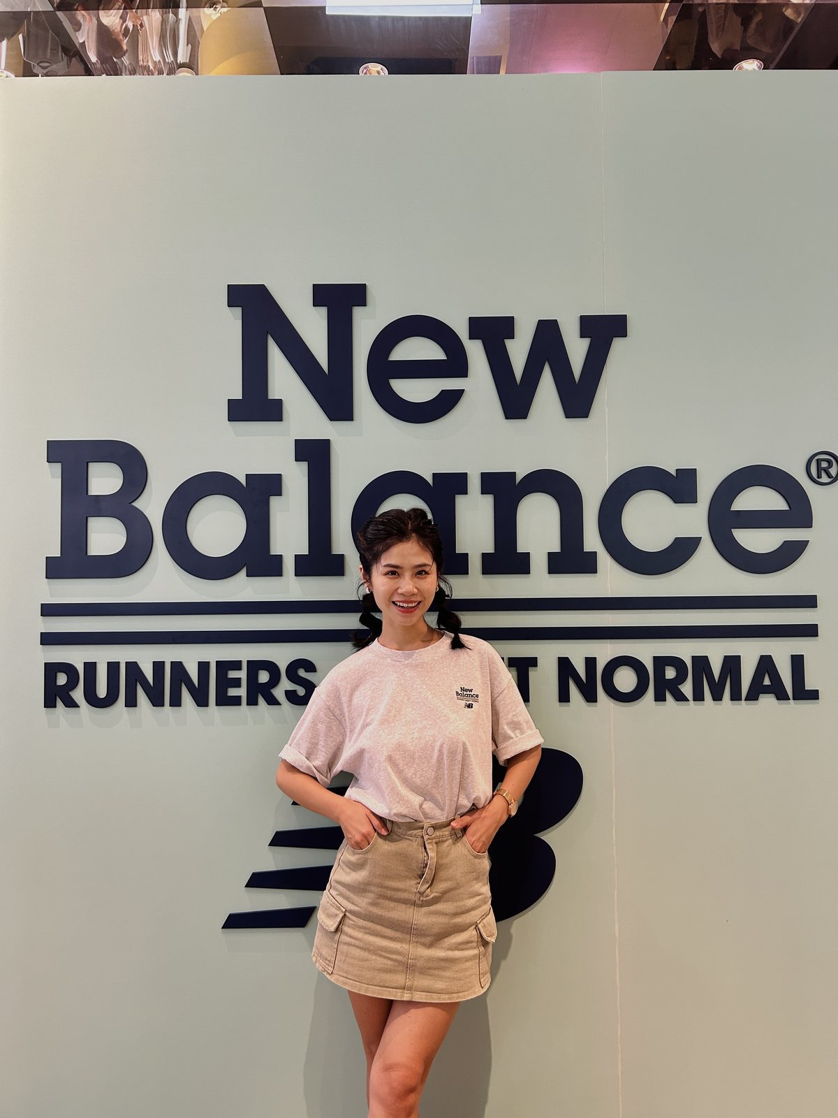 沈心亦 Tia 於 New Balance 品牌活動背板前擔任主持人